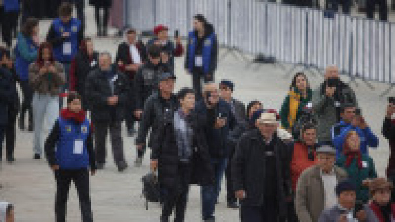 Credincioși se strâng în fața Catedralei Mântuirii Neamului (Catedrala Națională) înaintea ceremoniei de sfințire, în București, 26 octombrie 2025. Foto: Inquam Photos / George Călin | Poza 6 din 9