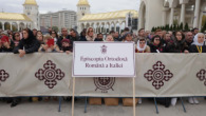 Credincioși se strâng în fața Catedralei Mântuirii Neamului (Catedrala Națională) înaintea ceremoniei de sfințire, în București, 26 octombrie 2025. Foto: Inquam Photos / George Călin | Poza 4 din 9