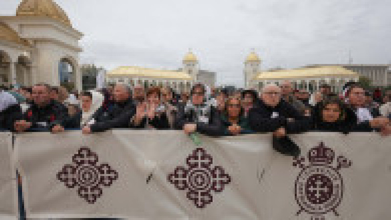 Credincioși se strâng în fața Catedralei Mântuirii Neamului (Catedrala Națională) înaintea ceremoniei de sfințire, în București, 26 octombrie 2025. Foto: Inquam Photos / George Călin | Poza 2 din 9