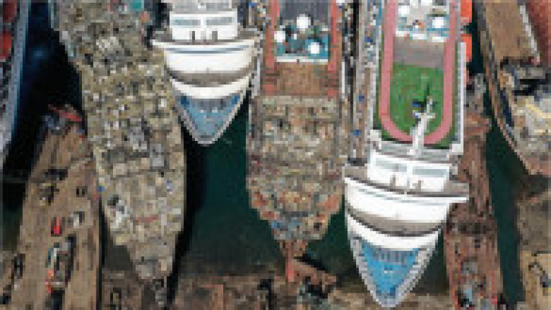 Cinci ani mai târziu, Aliaga rămâne un loc aglomerat, unde vase de transport vechi continuă să fie dezasamblate, la fel ca înainte de pandemia care a dat întreaga lume peste cap. Foto: Reuters | Poza 6 din 6