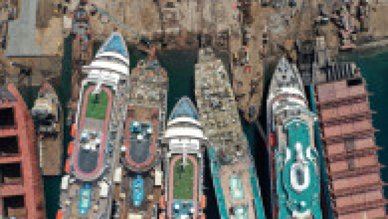 Muncitorii din șantierul de demolare a navelor dezasamblează mai întâi echipamentul scump de navigație, apoi restul obiectelor din sutele de încăperi ale vaselor de croazieră. Foto: Reuters | Poza 5 din 6