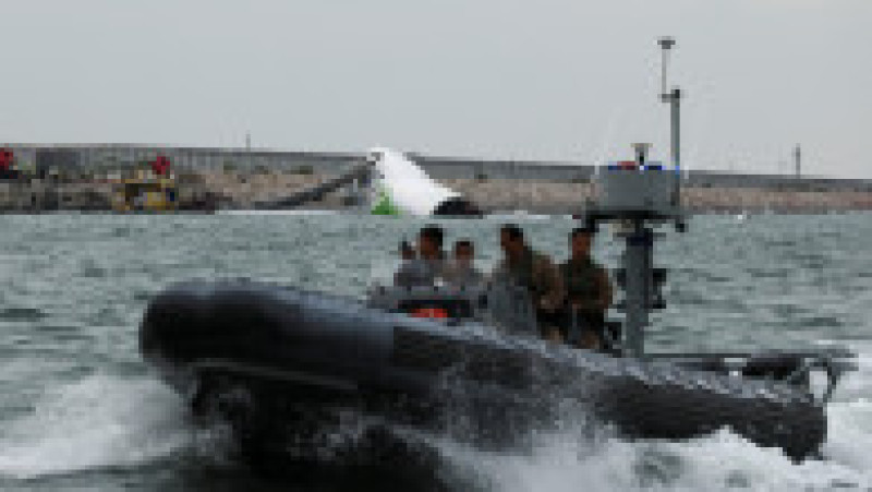 Un avion de marfă zace parțial în mare după ce a ieșit de pe pistă în timpul aterizării la Aeroportul Internațional Hong Kong din Hong Kong, China, 20 octombrie 2025. Foto: REUTERS / Tyrone Siu | Poza 2 din 13