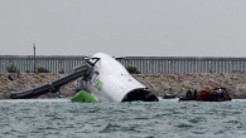 Un avion de marfă zace parțial în mare după ce a ieșit de pe pistă în timpul aterizării la Aeroportul Internațional Hong Kong din Hong Kong, China, 20 octombrie 2025. Foto: REUTERS / Tyrone Siu | Poza 1 din 13