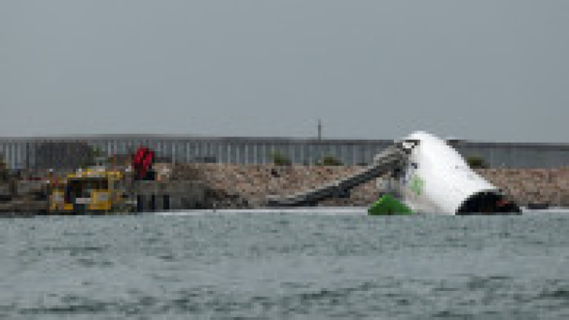 Un avion de marfă zace parțial în mare după ce a ieșit de pe pistă în timpul aterizării la Aeroportul Internațional Hong Kong din Hong Kong, China, 20 octombrie 2025. Foto: REUTERS / Tyrone Siu | Poza 4 din 13
