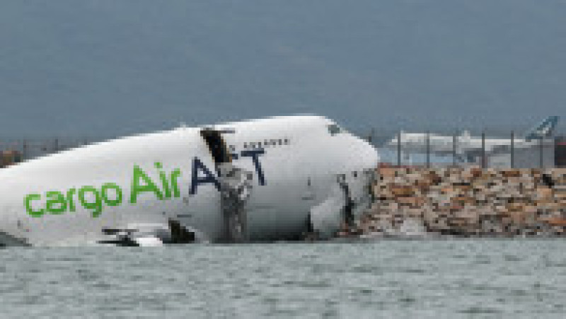 Un avion de marfă zace parțial în mare după ce a ieșit de pe pistă în timpul aterizării la Aeroportul Internațional Hong Kong din Hong Kong, China, 20 octombrie 2025. Foto: REUTERS / Tyrone Siu | Poza 9 din 13