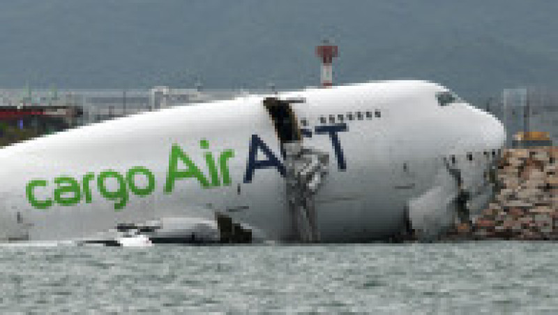 Un avion de marfă zace parțial în mare după ce a ieșit de pe pistă în timpul aterizării la Aeroportul Internațional Hong Kong din Hong Kong, China, 20 octombrie 2025. Foto: REUTERS / Tyrone Siu | Poza 10 din 13