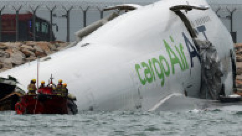 Un avion de marfă zace parțial în mare după ce a ieșit de pe pistă în timpul aterizării la Aeroportul Internațional Hong Kong din Hong Kong, China, 20 octombrie 2025. Foto: REUTERS / Tyrone Siu | Poza 11 din 13