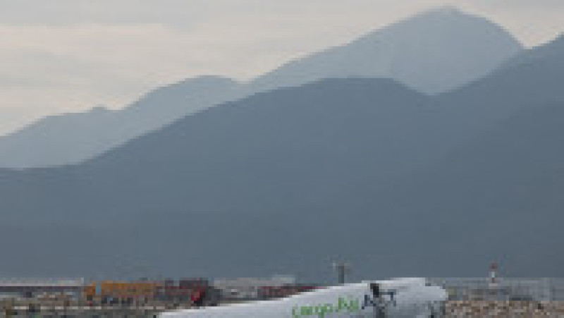 Un avion de marfă zace parțial în mare după ce a ieșit de pe pistă în timpul aterizării la Aeroportul Internațional Hong Kong din Hong Kong, China, 20 octombrie 2025. Foto: REUTERS / Tyrone Siu | Poza 13 din 13