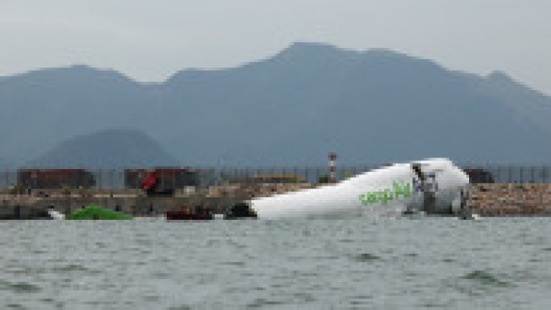Un avion de marfă zace parțial în mare după ce a ieșit de pe pistă în timpul aterizării la Aeroportul Internațional Hong Kong din Hong Kong, China, 20 octombrie 2025. Foto: REUTERS / Tyrone Siu | Poza 8 din 13