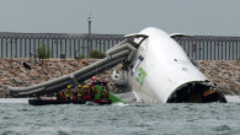 Un avion de marfă zace parțial în mare după ce a ieșit de pe pistă în timpul aterizării la Aeroportul Internațional Hong Kong din Hong Kong, China, 20 octombrie 2025. Foto: REUTERS / Tyrone Siu | Poza 5 din 13
