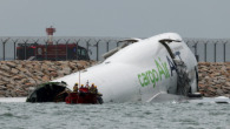 Un avion de marfă zace parțial în mare după ce a ieșit de pe pistă în timpul aterizării la Aeroportul Internațional Hong Kong din Hong Kong, China, 20 octombrie 2025. Foto: REUTERS / Tyrone Siu | Poza 6 din 13