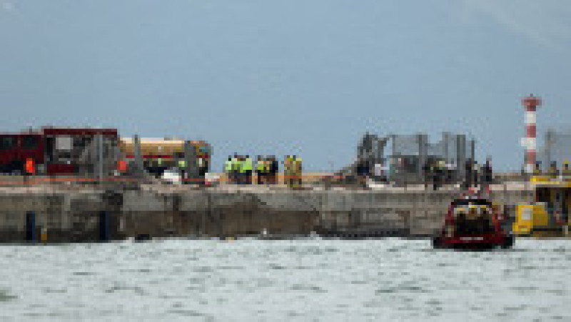 Un avion de marfă zace parțial în mare după ce a ieșit de pe pistă în timpul aterizării la Aeroportul Internațional Hong Kong din Hong Kong, China, 20 octombrie 2025. Foto: REUTERS / Tyrone Siu | Poza 7 din 13