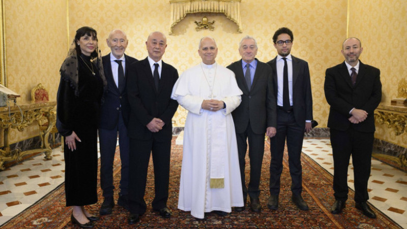 Papa Leon i-a dăruit actorului Robert de Niro un rozariu. Foto: Profimedia