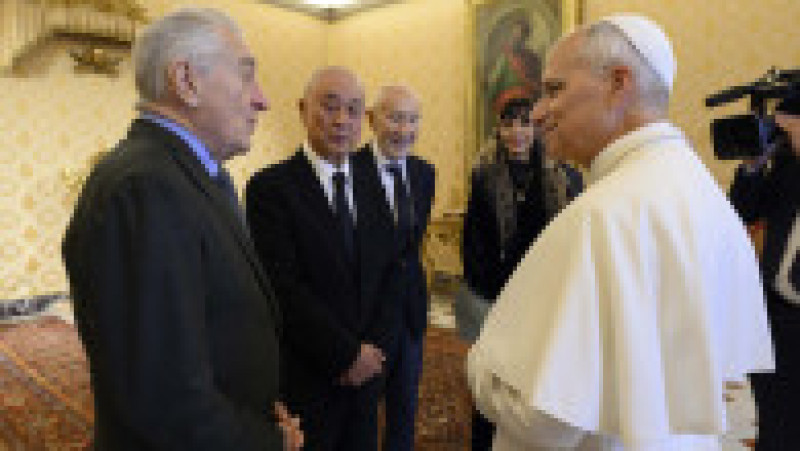 Papa Leon i-a dăruit actorului Robert de Niro un rozariu. Foto: Profimedia | Poza 3 din 4