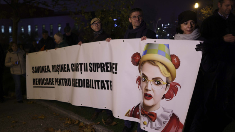 Imagini de la cele două acțiuni organizate în apropierea sediului ICCJ, unul împotriva Liei Savonea organizat de mai multe asociatii civile și unul de sustinere a acesteia, organizat de avocați, București, 14 noiembrie 2025. Foto: Inquam Photos/ Octav Ganea
