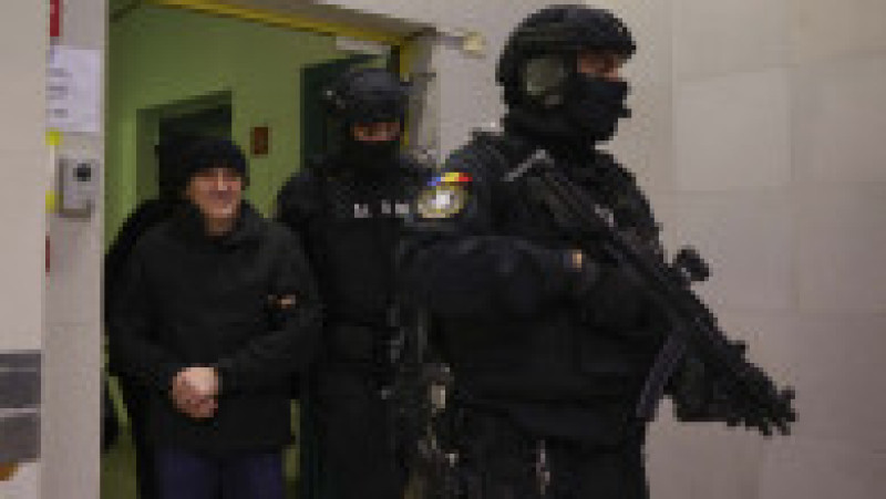 Horațiu Potra a fost scos din aeroport sub escortă grea. Foto: INQUAM Photos / Octav Ganea | Poza 4 din 10