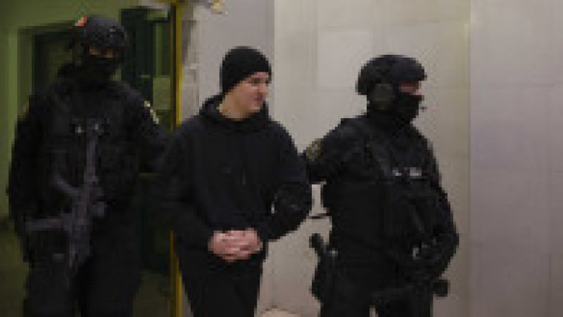 Fiul lui Horațiu Potra a fost scos din aeroport sub escortă grea. Foto: INQUAM Photos / Octav Ganea | Poza 3 din 10