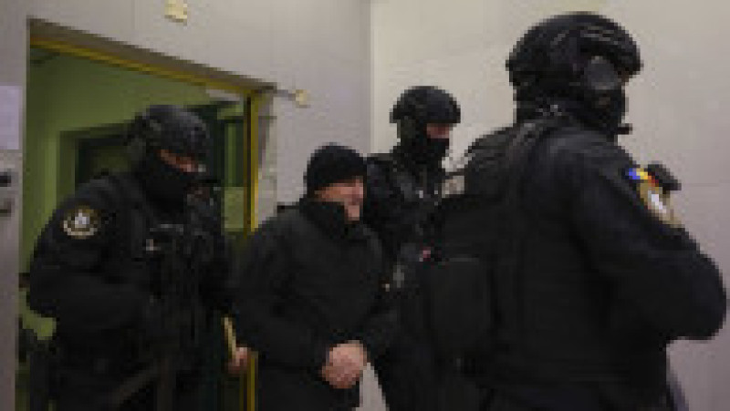 Horațiu Potra a fost scos din aeroport sub escortă grea. Foto: INQUAM Photos / Octav Ganea | Poza 6 din 10