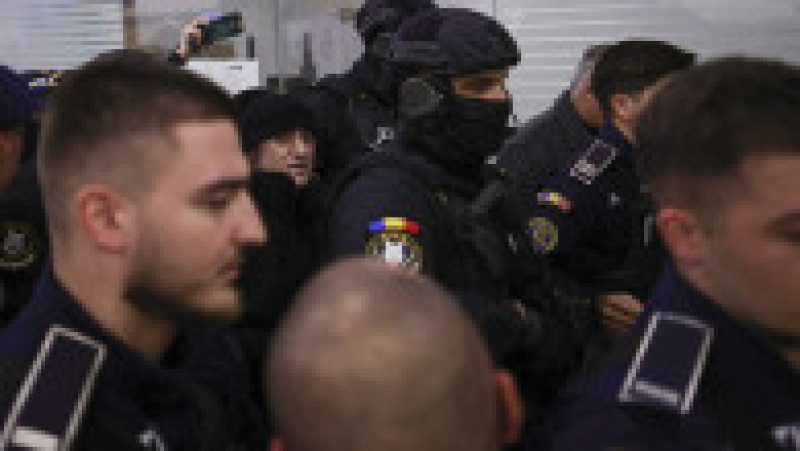 Horațiu Potra a fost scos din aeroport sub escortă grea. Foto: INQUAM Photos / Octav Ganea | Poza 10 din 10