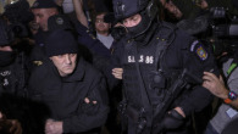 Horațiu Potra a fost scos din aeroport sub escortă grea. Foto: INQUAM Photos / Octav Ganea | Poza 8 din 10