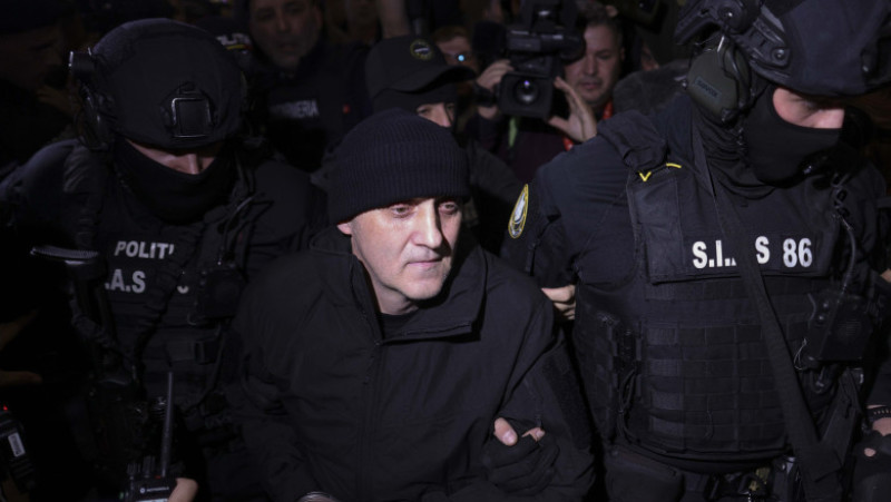 Horațiu Potra a fost scos din aeroport sub escortă grea. Foto: INQUAM Photos / Octav Ganea