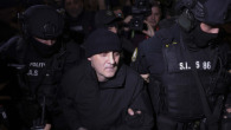 Horațiu Potra a fost scos din aeroport sub escortă grea. Foto: INQUAM Photos / Octav Ganea | Poza 1 din 10