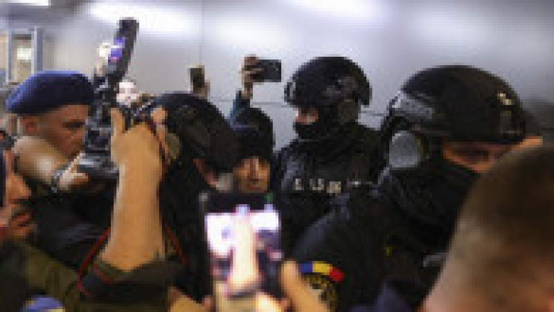 Horațiu Potra a fost scos din aeroport sub escortă grea. Foto: INQUAM Photos / Octav Ganea | Poza 9 din 10