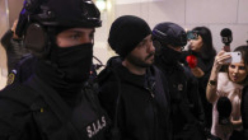 Nepotul lui Horațiu Potra a fost scos din aeroport sub escortă grea. Foto: INQUAM Photos / Octav Ganea | Poza 2 din 10