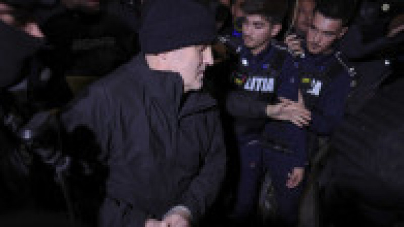 Horațiu Potra a fost scos din aeroport sub escortă grea. Foto: INQUAM Photos / Octav Ganea | Poza 7 din 10