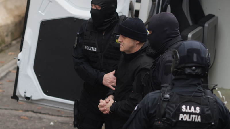 Horațiu Potra este escortat de polițiști în sediul Curții de Apel București, 21 noiembrie 2025. Foto: Inquam Photos / George Călin