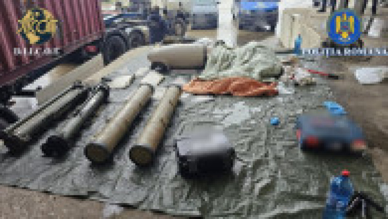 Vameșii au descoperit 18 rachete antitanc portabil, 8 lansatoare de grenade anti-tanc, un sistem portabil de apărare antiaeriană  și piese ale unei drone. | Poza 2 din 8