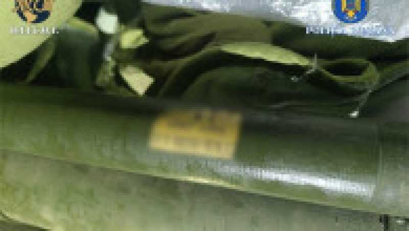 Vameșii au descoperit 18 rachete antitanc portabil, 8 lansatoare de grenade anti-tanc, un sistem portabil de apărare antiaeriană  și piese ale unei drone. | Poza 1 din 8