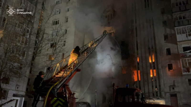 Atac cu dronă în Ucraina: şapte răniţi după lovirea unui bloc în Okhtyrka. Foto: Profimedia