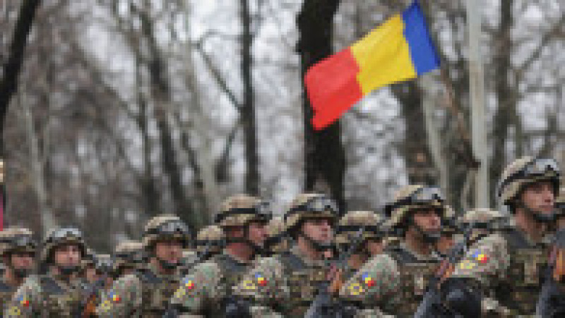 Soldați se pregătesc pentru începerea paradei militare de Ziua Națională a României, în București, 1 decembrie 2025. Foto: Inquam Photos/ George Călin | Poza 17 din 24