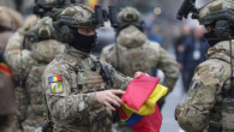 Soldați se pregătesc pentru începerea paradei militare de Ziua Națională a României, în București, 1 decembrie 2025. Foto: Inquam Photos/ George Călin | Poza 18 din 24