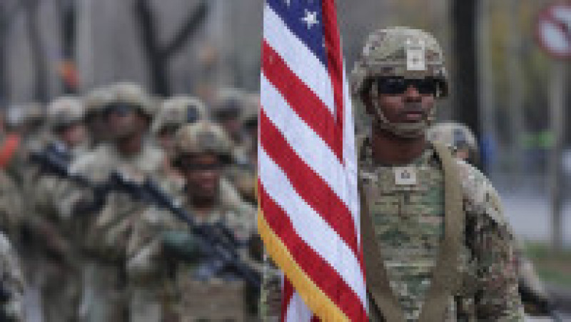 Soldați se pregătesc pentru începerea paradei militare de Ziua Națională a României, în București, 1 decembrie 2025. Foto: Inquam Photos/ George Călin | Poza 16 din 24