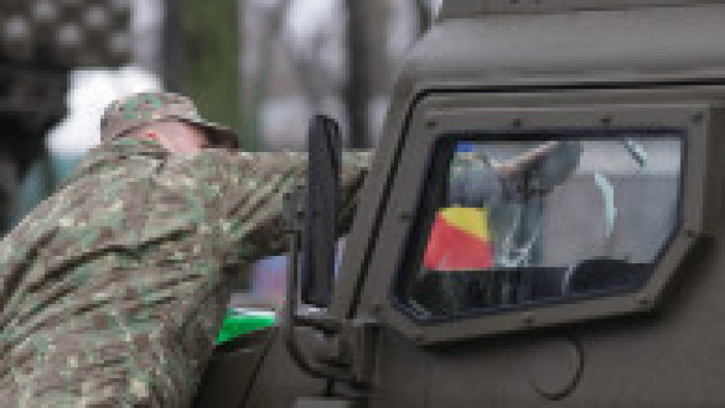 Soldați se pregătesc pentru începerea paradei militare de Ziua Națională a României, în București, 1 decembrie 2025. Foto: Inquam Photos/ George Călin | Poza 15 din 24