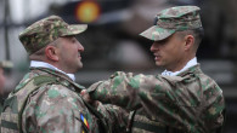 Soldați se pregătesc pentru începerea paradei militare de Ziua Națională a României, în București, 1 decembrie 2025. Foto: Inquam Photos/ Octav Ganea | Poza 20 din 24