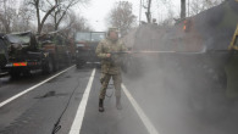 Soldați se pregătesc pentru începerea paradei militare de Ziua Națională a României, în București, 1 decembrie 2025. Foto: Inquam Photos/ George Călin | Poza 19 din 24