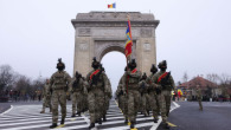 Soldați se pregătesc pentru începerea paradei militare de Ziua Națională a României, în București, 1 decembrie 2025. Foto: Inquam Photos/ Octav Ganea | Poza 24 din 24