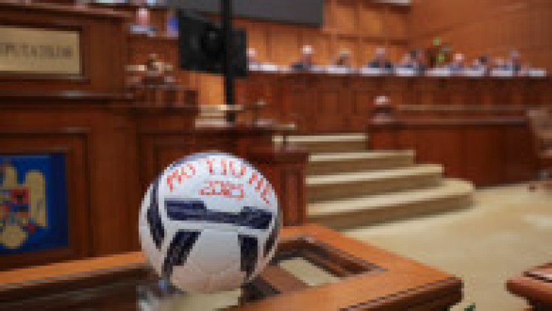 Dezbaterea și votul asupra moțiunii de cenzură împotriva guvernului condus de Ilie Bolojan intitulată „România nu este de vânzare - fără progresiști la guvernare”, inițiată de grupul parlamentar PACE – Întâi România (fost SOS România) și susținută de AUR, la Palatul Parlamentului din București, 15 decembrie 2025. Foto: Inquam Photos / George Călin | Poza 5 din 8