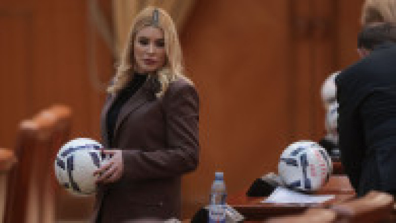 Dezbaterea și votul asupra moțiunii de cenzură împotriva guvernului condus de Ilie Bolojan intitulată „România nu este de vânzare - fără progresiști la guvernare”, inițiată de grupul parlamentar PACE – Întâi România (fost SOS România) și susținută de AUR, la Palatul Parlamentului din București, 15 decembrie 2025. Foto: Inquam Photos / George Călin | Poza 1 din 8