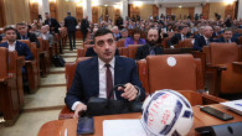 Dezbaterea și votul asupra moțiunii de cenzură împotriva guvernului condus de Ilie Bolojan intitulată „România nu este de vânzare - fără progresiști la guvernare”, inițiată de grupul parlamentar PACE – Întâi România (fost SOS România) și susținută de AUR, la Palatul Parlamentului din București, 15 decembrie 2025. Inquam Photos / George Călin | Poza 7 din 8