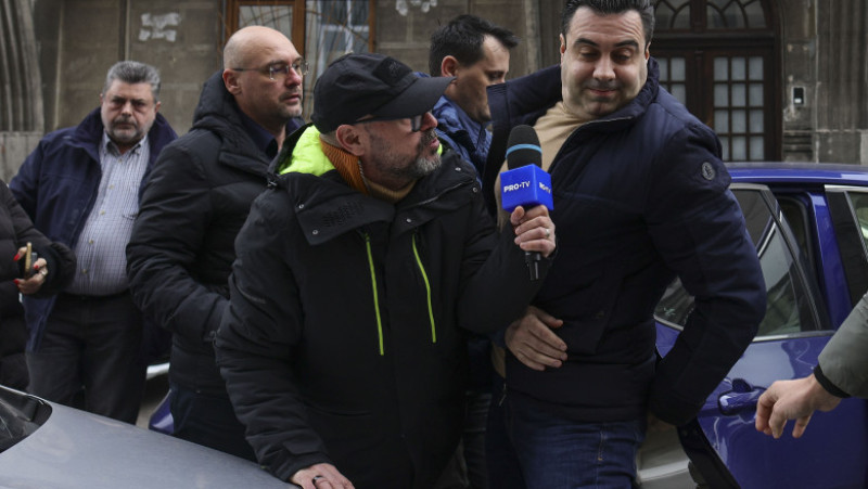 Fostul ministru al transporturilor, Razvan Cuc, este adus la sediul DNA, in Bucuresti, 16 decembrie 2025. Foto: Inquam Photos / Octav Ganea