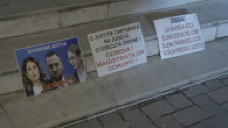 Peste 200 de persoane protestează în fața Tribunalului Iași, cerând o justiție independentă. Foto: Digi24 | Poza 1 din 4