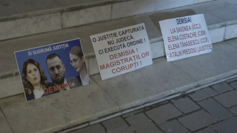 Peste 200 de persoane protestează în fața Tribunalului Iași, cerând o justiție independentă. Foto: Digi24