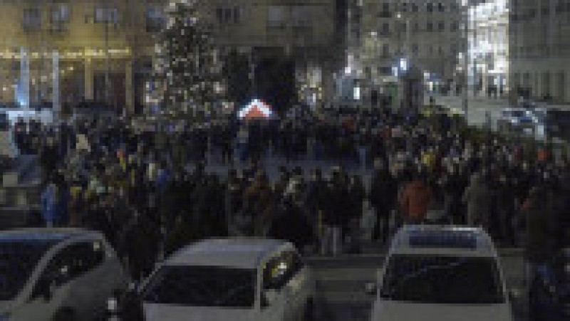 Peste 200 de persoane protestează în fața Tribunalului Iași, cerând o justiție independentă. Foto: Digi24 | Poza 2 din 4