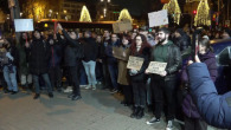 Manifestanți scandează lozinci și ridică pancarte în timpul protestului pentru o justiție corectă, desfășurat la Cluj-Napoca. Foto: Digi24 | Poza 4 din 4