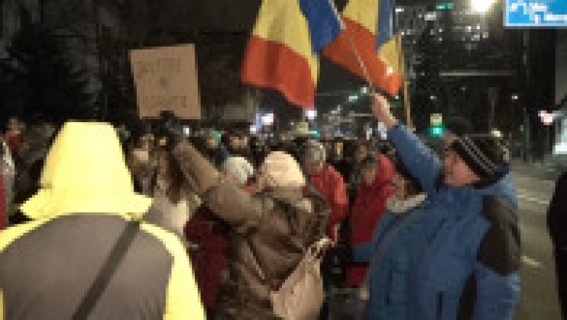 Mai multe persoane protestează în fața Tribunalului Brașov, în cadrul manifestațiilor pentru o justiție corectă și independentă. Foto: Digi24 | Poza 2 din 2