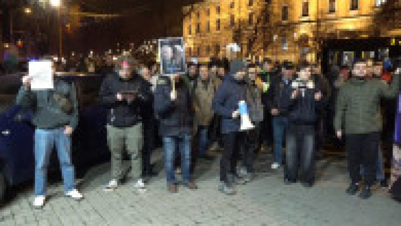 Manifestanți scandează lozinci și ridică pancarte în timpul protestului pentru o justiție corectă, desfășurat la Cluj-Napoca. Foto: Digi24 | Poza 3 din 4